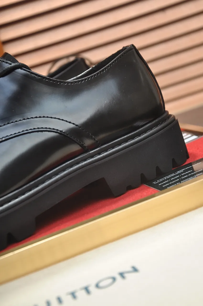 Men's men's shoes 💰640💶 [LV] (original single cowhide lining) 🍀LV's latest genuine leather business suit shoes are launched simultaneously on the official website. The first-layer cowhide imported from Italy is made of heavy gold, 💥official website 1:1 rubber outsole. Versatile to wear, high-end without losing class, and the color combination is extraordinary. This four-season style is alluring when worn on your feet, showing off your big-name flair. Standard code 38-45 (45 customized)